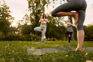 Yoga în aer liber: de ce a căpătat atât de multă popularitate?