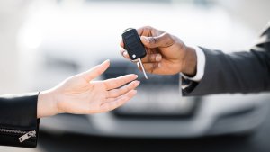 Planificarea vacanței de iarnă la munte: ce trebuie să faci și de ce este important serviciul de închirieri auto Brașov