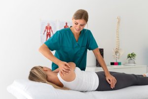 Kinetoterapia, soluția pentru recuperare, mobilitate și prevenție