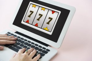 Păcănele online: ce trebuie să știi despre video-sloturile de la cazinourile virtuale?
