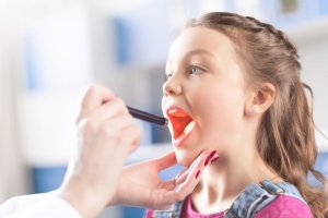 Cum să ameliorezi durerea în gât la copii. Cele mai eficiente soluții