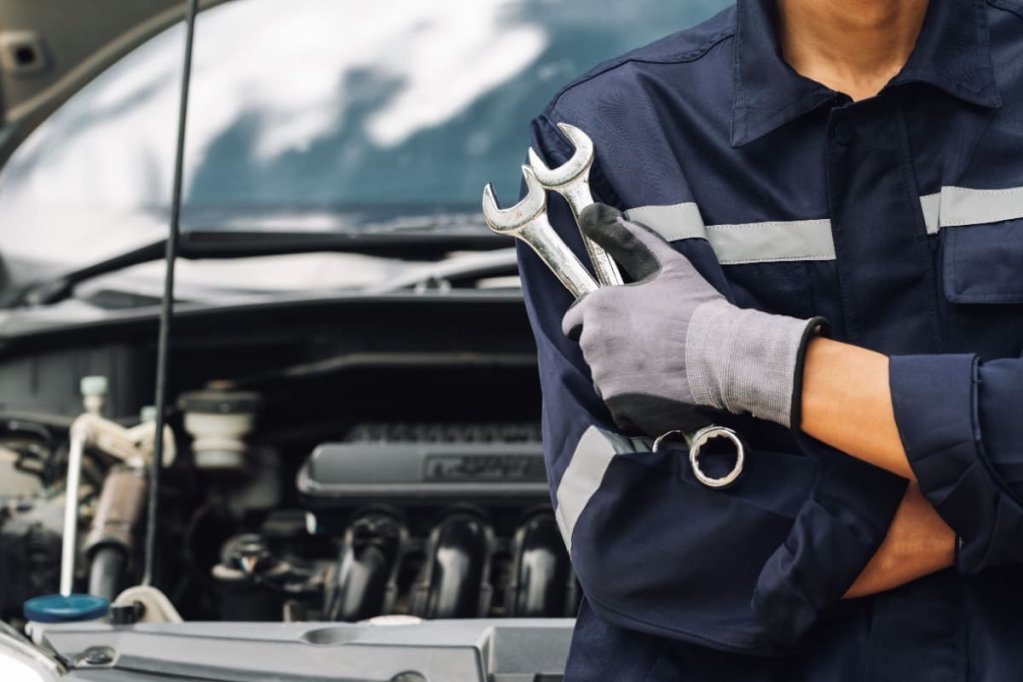 Cum să alegi unelte profesionale pentru un mecanic auto: idei de cadouri pe care le poți achiziționa în rate