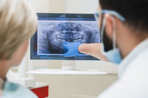 Riscuri și complicații asociate cu implanturile dentare