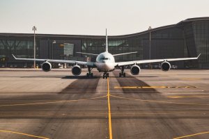 Zbor anulat sau întârziat? Află cum poți primi până la 600 € despăgubire