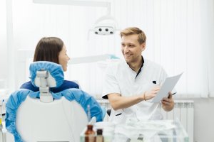 Cât timp trebuie evitate alimentele dure după un implant dentar?