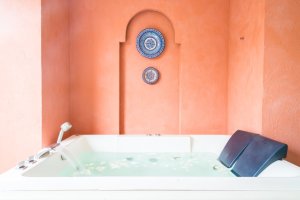 Diferenta dintre o cada cu hidromasaj si un jacuzzi
