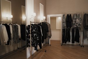 Gherlan Mihaela, geometrii minimaliste și croi custom pentru bărbatul urban