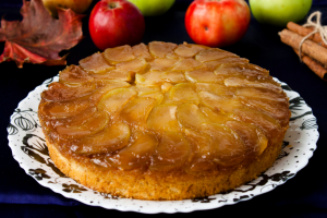 Cum să decorezi un tort de mere: idei creative pentru o prezentare spectaculoasă