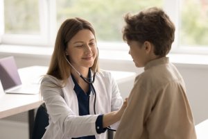 Cum să alegi medicul pediatru potrivit pentru copilul tău: 7 recomandări utile