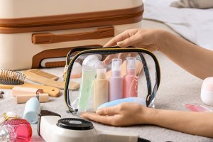 Minimalism în bagaj: produsele de îngrijire de care nu te poți lipsi în vacanță