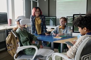 Generația Alpha pe piața muncii: cine sunt și cum le influențează tehnologia așteptările profesionale