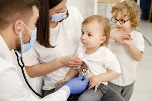 5 moduri în care un pediatru bun contribuie la dezvoltarea armonioasă a copilului