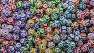 Cum funcționează generatoarele de numere aleatorii în jocurile loto online?