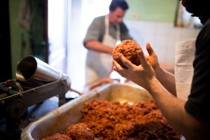 Mașina de tocat carne: secretul pentru preparate tradiționale impecabile