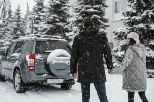 Ghid pentru pregătirea mașinii de vacanță iarna: verificarea roților și anvelopelor