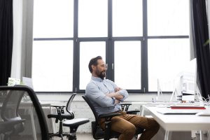 Oferta Dacris: cum alegi scaunul de birou astfel încât să uiți de durerile de spate și să lucrezi eficient