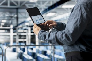Automatizarea depozitului cu o soluție WMS versus procese manuale: diferențele esențiale care influențează profitabilitatea afacerii
