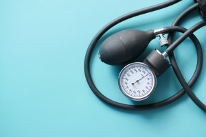 Hipertensiunea arterială la tineri: de ce stresul ne îmbolnăvește prematur