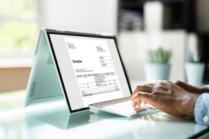 E-Factura și TVA: cum să te asiguri că facturile tale respectă reglementările fiscale