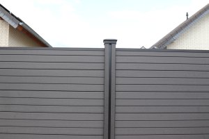 Compararea sipcilor de gard WPC cu alte materiale tradiționale: avantaje și dezavantaje