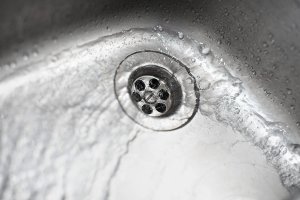 3 metode simple prin care poți reduce mirosurile neplăcute de la scurgerea din baie