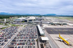 Parcările aeroportului și cele private: ce alegi și ce trebuie să știi când pleci în vacanță