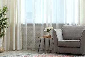 Cum să combini perdelele cu draperiile pentru un decor echilibrat: 9 recomandări