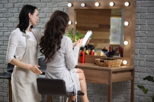 Frumusețea devine simplă: programări online la saloane, direct de pe telefon
