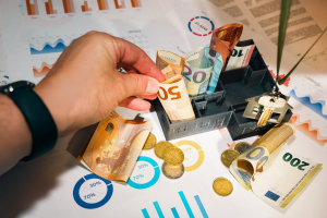 Comparație între creditele rapide online și cele bancare fără garanții
