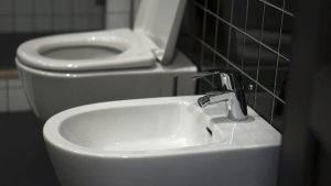 Importanța unui bideu în baie: de la igienă la confort