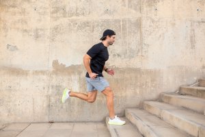 Ce accesorii completeaza un outfit cu pantaloni scurti pentru barbati?