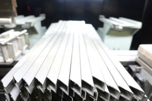 Cum ajută structurile metalice custom la eficientizarea proceselor de ambalare?