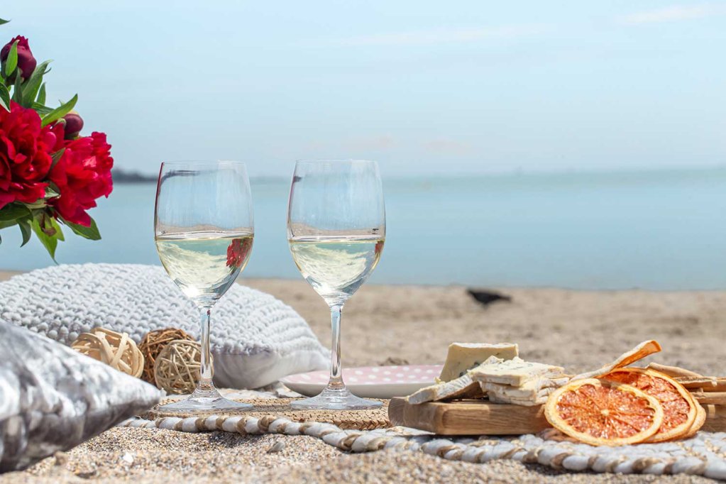 Cum îți aranjezi o vacanță romantică perfectă. Iată ce nu trebuie să lipsească din bagaj!