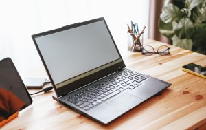 Ce să verifici înainte să cumperi un laptop online