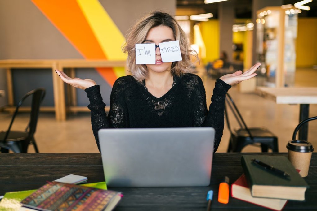 Burnout la locul de muncă: ce arată studiile recente despre epuizarea profesională în România