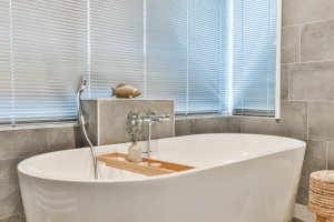 Cadă freestanding: cum alegi forma și dimensiunea potrivită pentru baia ta
