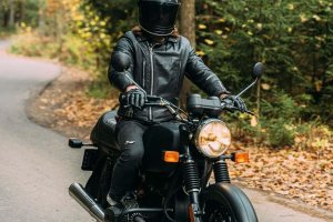 Cum poți explora Carpații cu motocicleta în siguranță și cu buget redus