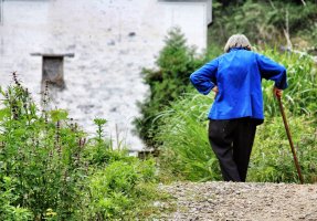 Scăderea în înălțime, postura aplecată și durerea de spate: semne pe care pacienții cu osteoporoza nu ar trebui să le ignore