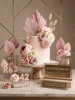 Eleganta florala si detalii moderne: noile tendinte in decorarea deserturilor festive