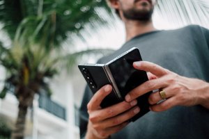 Cuta de pe ecranul telefonului Samsung Z Fold 8 Ultra. Află de ce protecția pliabilă poate fi afectată de presiunea husei