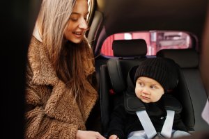 Scaun pentru copii la chirie auto alături de Justrent: cum îl ceri și ce trebuie să verifici