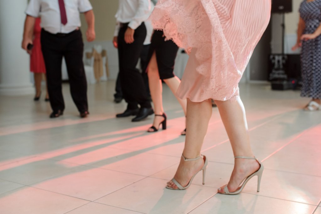 Ținute de invitată la nuntă pentru femei care evită alegerile incomode