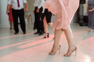 Ținute de invitată la nuntă pentru femei care evită alegerile incomode