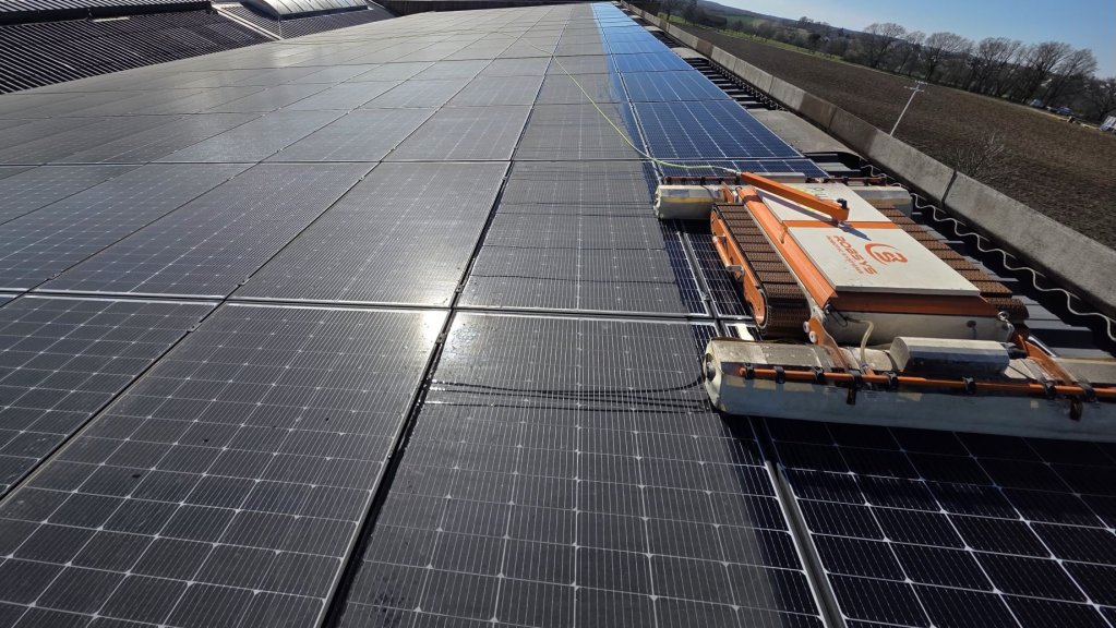 Costul ascuns al panourilor fotovoltaice murdare: cât pierde o firmă și când merită curățarea