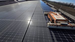 Costul ascuns al panourilor fotovoltaice murdare: cât pierde o firmă și când merită curățarea