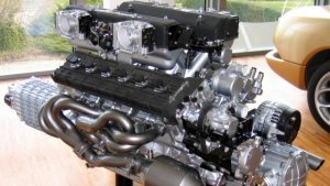 Ferrari si Lamborghini raman la propulsoarele V12