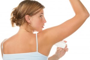 6 remedii impotriva transpiratiei excesive