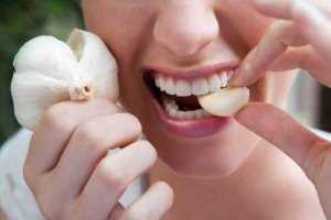 Cum poti elimina mirosul de usturoi din respiratie