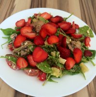 Salata cu capsuni si branza de capra